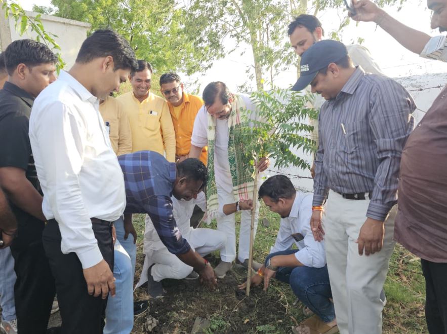 Sarangpur में “एक पेड़ माँ के नाम” अभियान के तहत मंत्री गौतम टेटवाल ने त्रिमूर्ति पौधारोपण कर पर्यावरण संरक्षण संदेश दिया