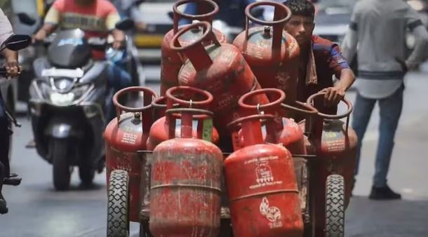 LPG Price Hike: उज्ज्वला योजना पर बड़ा बदलाव, अब सिर्फ 4 सिलेंडर पर मिलेगा सब्सिडी लाभ