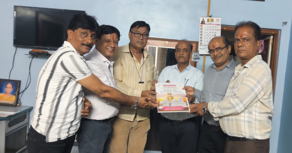 Nagda : भव्य श्री शांतिनाथ प्रतिष्ठा महोत्सव का निमंत्रण लेकर कुक्षी श्रीसंघ पहुंचा नागदा प्रतिनिधिमंडल