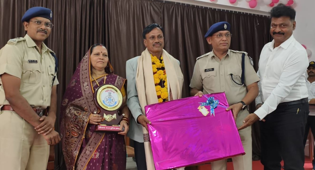 Jhabua : 44 एवं 41 वर्ष की गौरवपूर्ण सेवा पूर्ण करने पर दो पुलिस अधिकारियों को भावभीनी विदाई