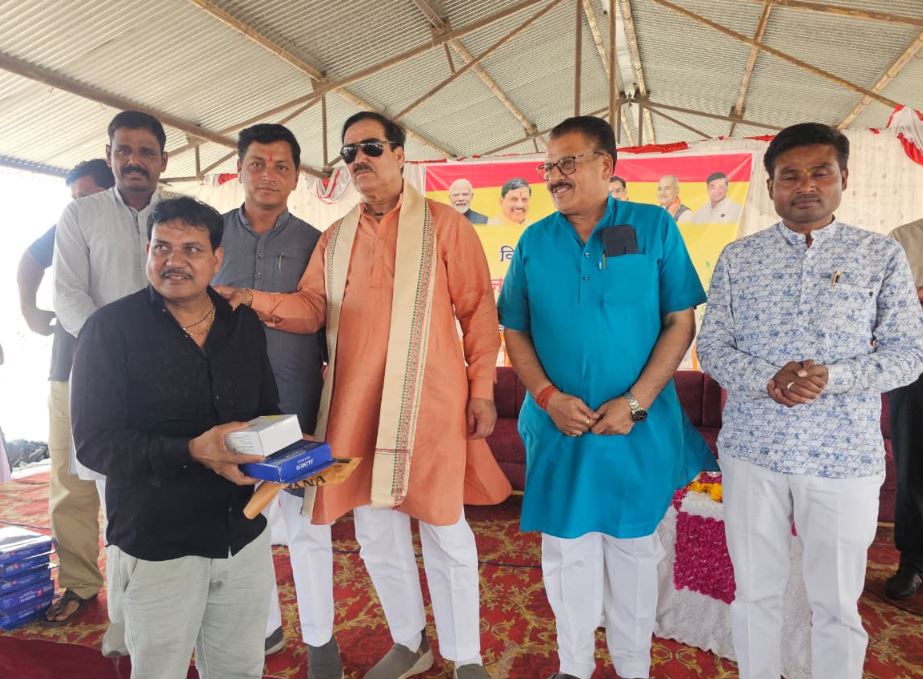 Sarangpur जन कल्याण शिविर: दिव्यांगजनों को सहायक उपकरण, महिलाओं को 43 लाख के ऋण स्वीकृति पत्र; आत्मनिर्भरता की दिशा में बड़ी पहल