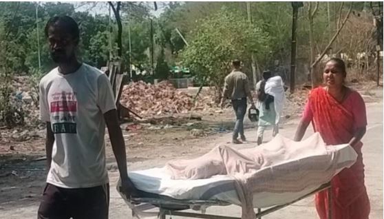 Indore में दर्दनाक तस्वीर: भीषण गर्मी में स्ट्रेचर पर बेटे को धकेलते रहे माता-पिता, दुर्लभ बीमारी से जूझ रहा 11 वर्षीय आदर्श मलक