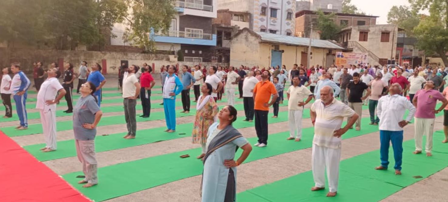 अंतर्राष्ट्रीय योग दिवस पर Nagda में हुआ भव्य सामूहिक योग कार्यक्रम, हजारों नागरिकों ने किया योगाभ्यास