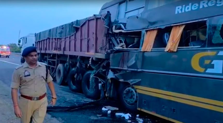 Mathura news : मथुरा भीषण सड़क हादसा: यमुना एक्सप्रेसवे पर वोल्वो बस–ट्रेलर टक्कर में 4 की मौत, 19 घायल