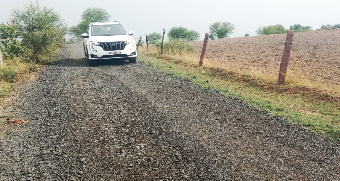Nigri से सोजनी धाम तक जर्जर सड़क बनी लोगों की परेशानी का कारण, निर्माण कार्यों की गुणवत्ता पर उठे सवाल