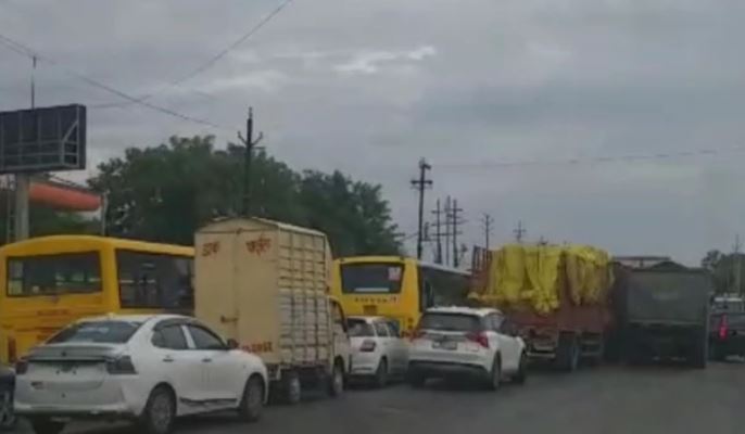 Dewas रोड पर 3 घंटे का जाम: फोरलेन निर्माण और अवैध पार्किंग ने बिगाड़ी यातायात व्यवस्था