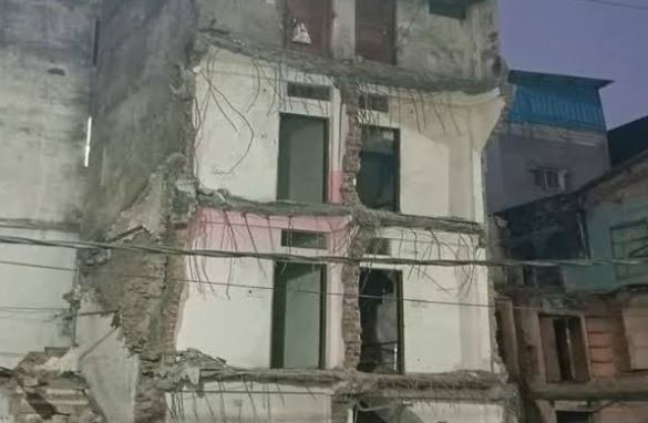 उज्जैन के Hammalwadi इलाके में 50 साल पुराना दो मंजिला मकान अचानक ढह गया, बच्चे की दर्दनाक मौत