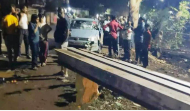 MP रायसेन में दर्दनाक सड़क हादसा: लोहे के खंभों से टकराई कार, दंपती और बच्चा घायल