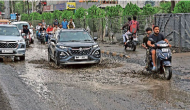 Indore : अधूरे फ्लाईओवर और जर्जर सर्विस रोड से बढ़ी परेशानी, बारिश में फिर बिगड़े हालात