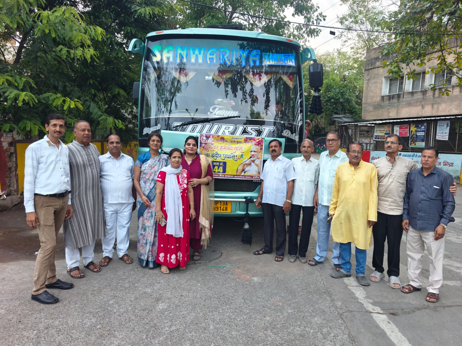 108 बसों में श्रीफल समर्पण यात्रा Indore से गुना रवाना, हजारों समाजजन हुए शामिल