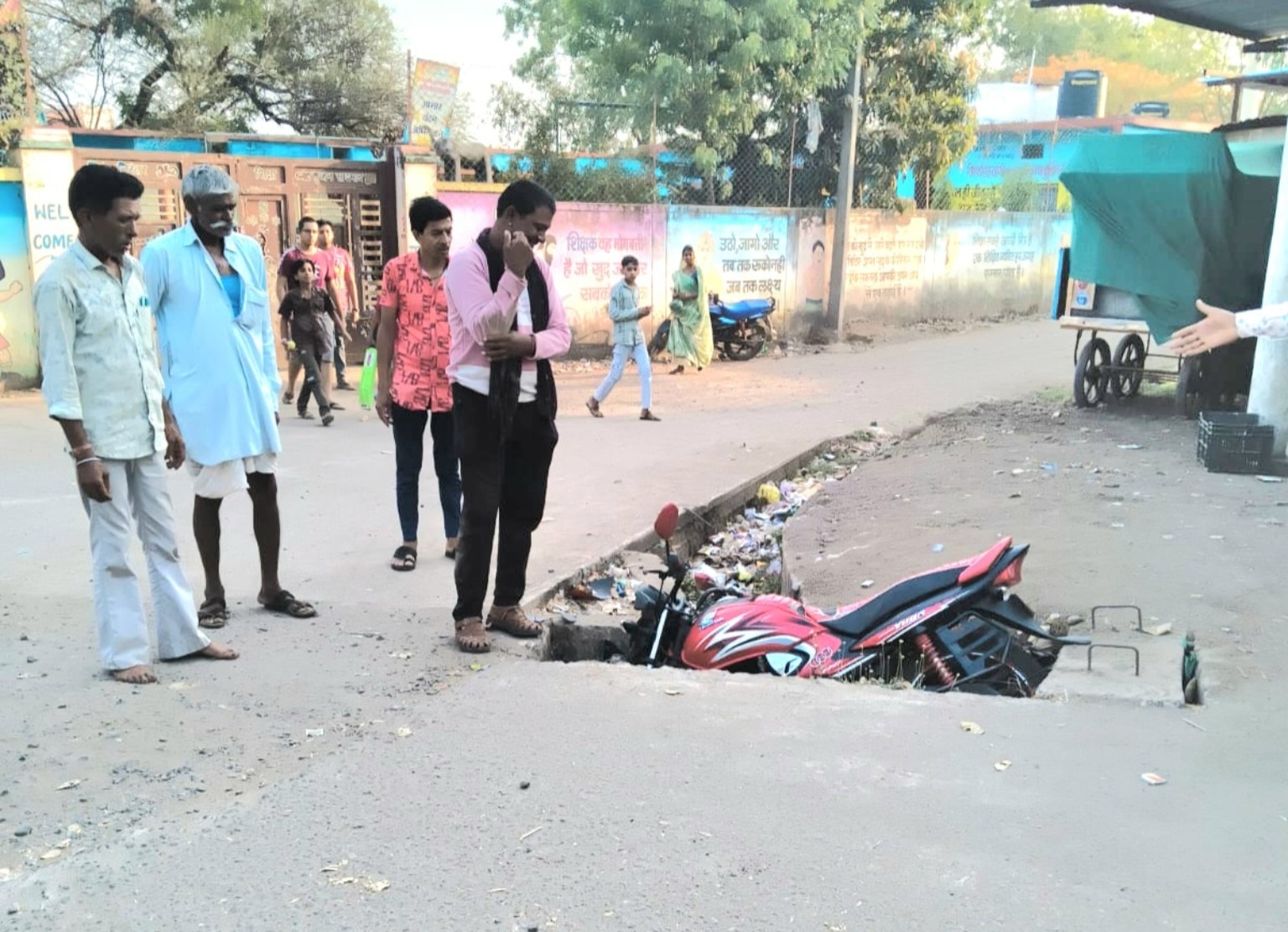 Jhakanwada सीसी सड़क लापरवाही: 5 बड़ी खामियों से बढ़ा हादसों का खतरा, खुले नालों पर जनता में भारी आक्रोश