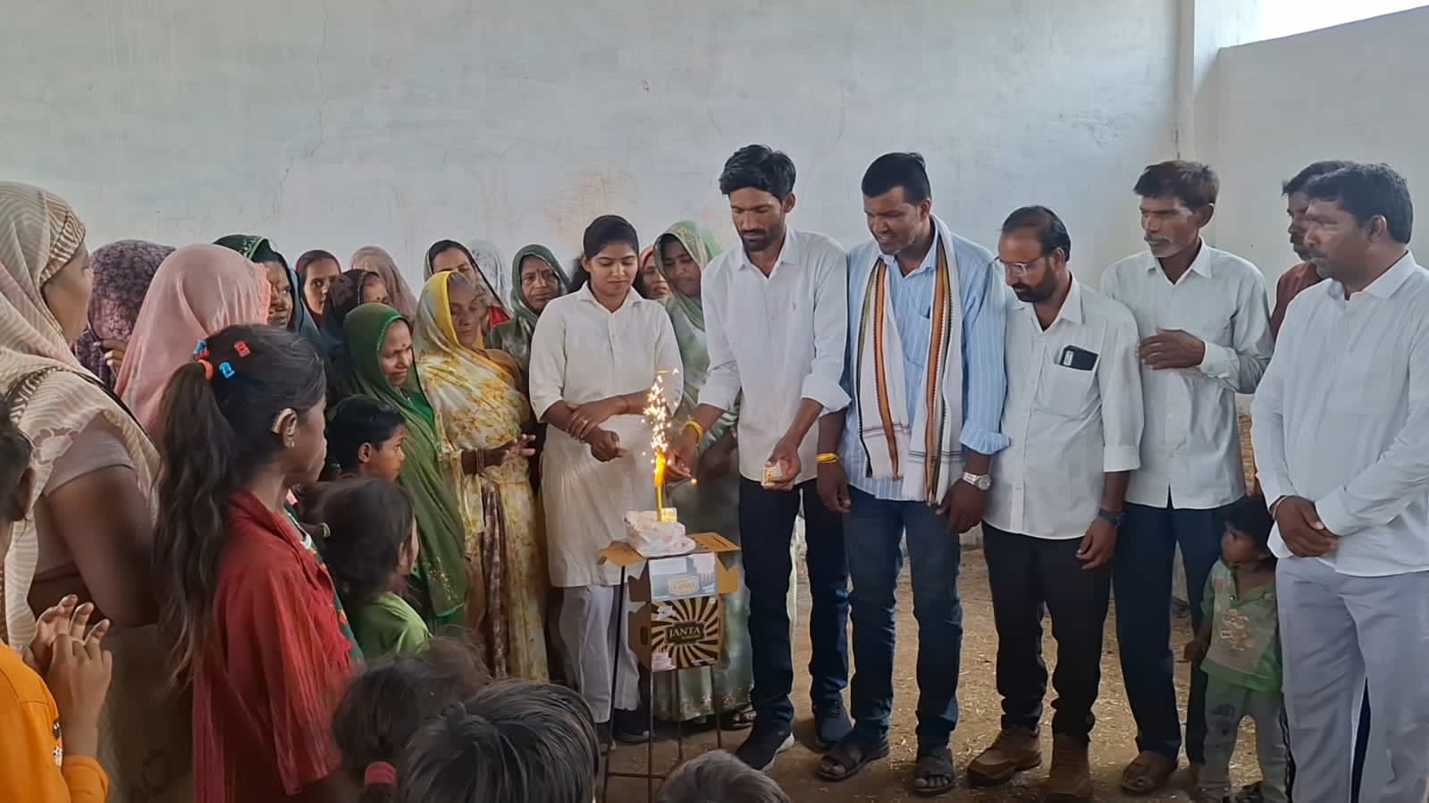 राहुल गांधी जन्मदिन नागदा: गोशाला में केक काटकर मनाया जन्मोत्सव, युवाओं की उम्मीद बने राहुल गांधी