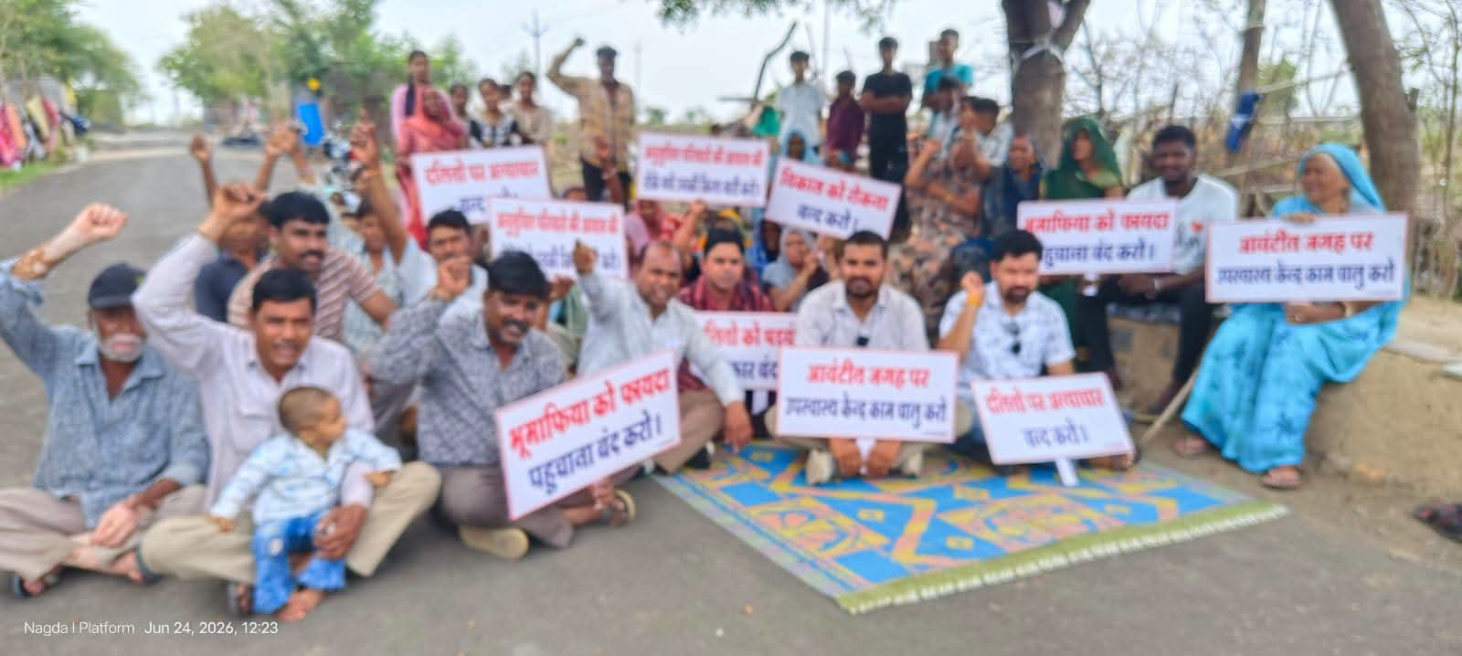 उज्जैन: विरियाखेड़ी में उपस्वास्थ्य केंद्र निर्माण रुका, ग्रामीणों ने किया धरना प्रदर्शन, मुख्यमंत्री के नाम सौंपा ज्ञापन