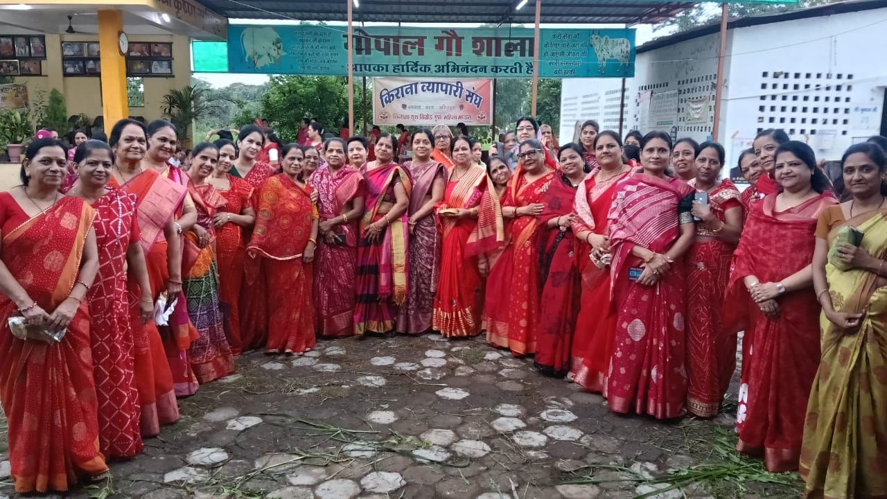 Nagda News निर्जला ग्यारस 2026: गौसेवा के साथ किराना व्यापारी महिला मंडल ने किया फलाहार वितरण, श्रद्धा से मनाया पावन पर्व