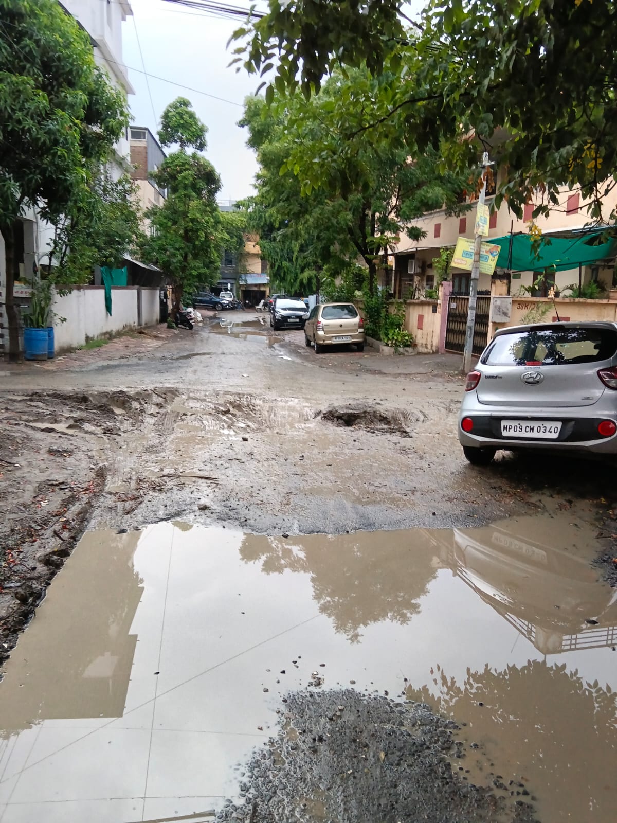 Indore News बारिश में बदहाल हुई स्कीम नंबर 54 की सड़कें, रहवासियों ने उठाई आवाज, महापौर को सौंपेंगे ज्ञापन