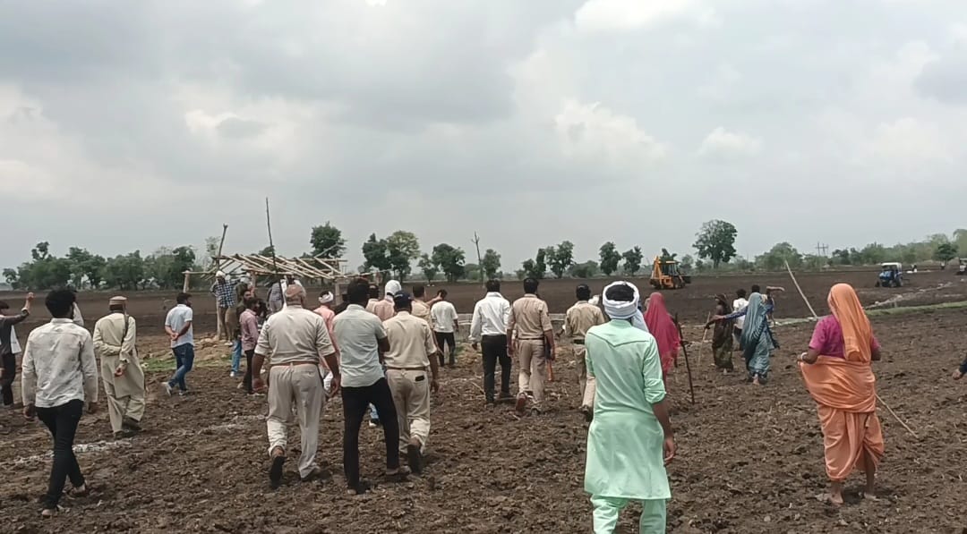 Sehore में धारा 250 की कार्रवाई पर बवाल: आदिवासियों ने राजस्व टीम को घेरा, जेसीबी के शीशे फोड़े; पुलिस ने संभाला मोर्चा