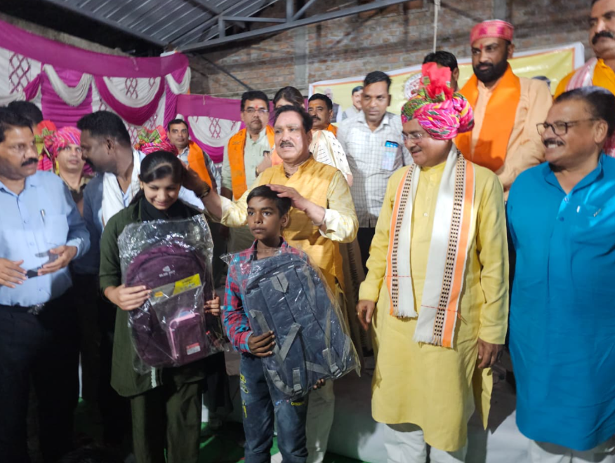 रात्रि चौपाल में गूंजी जनसमस्याओं की आवाज, मंत्री डॉ. गौतम टेटवाल और सांसद रोडमल नागर ने दिए त्वरित समाधान के निर्देश
