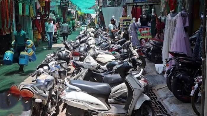 Indore Footpath Encroachment: फुटपाथ पर कब्जे से परेशान जनता, सुप्रीम कोर्ट के मौलिक अधिकार की उड़ रही धज्जियां