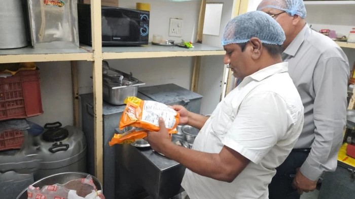 Indore Shishukunj School Food Poisoning: 150 से अधिक बच्चों की तबीयत बिगड़ी, किचन सील, एक्सपायरी खाद्य सामग्री मिलने से मचा हड़कंप