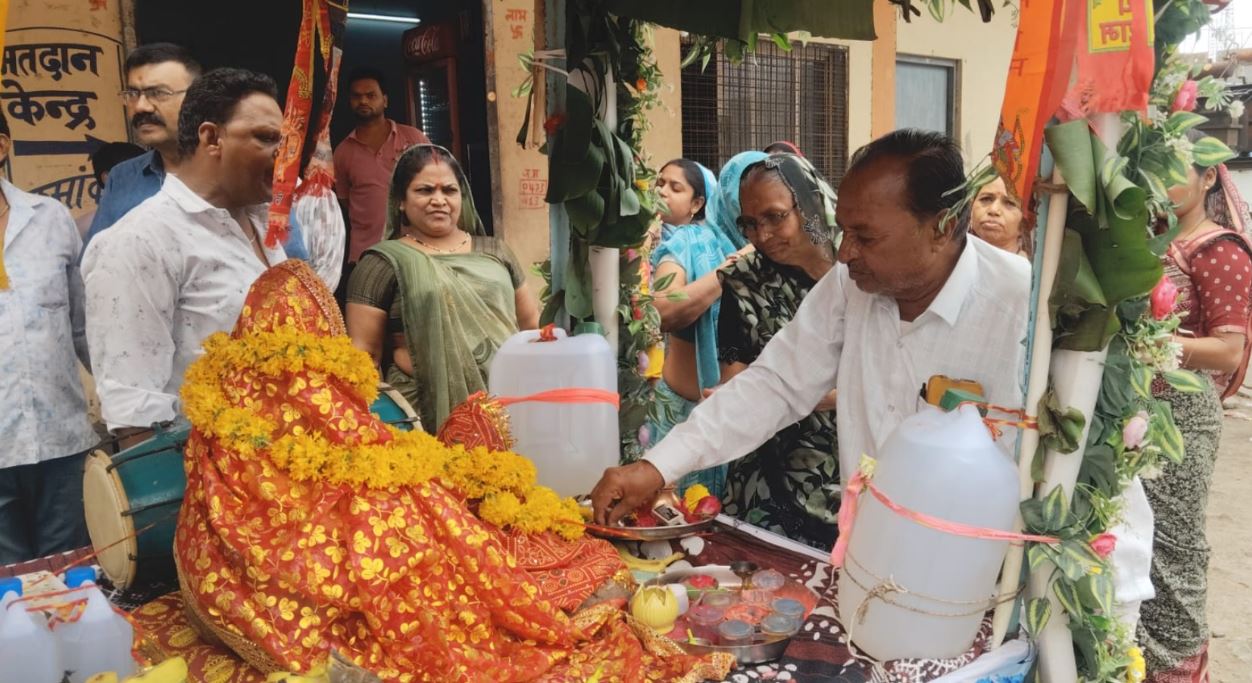 कुक्षी माली समाज ने माँ नर्मदा जल पदयात्रियों का किया भव्य स्वागत, अच्छी वर्षा की कामना के साथ हुआ पूजन