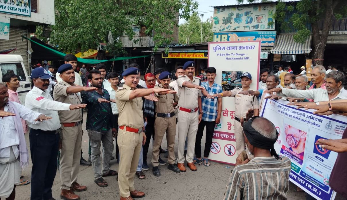 Manawar : “नशे से दूरी है जरूरी” अभियान के तहत मनावर बस स्टैंड पर पुलिस ने किया जनजागरूकता कार्यक्रम