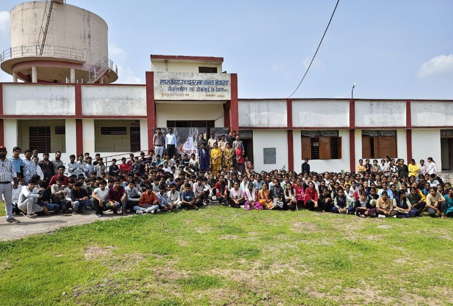 पीपलरावाँ में नशा मुक्ति जागरूकता अभियान: थाना प्रभारी सुबोध गौतम ने विद्यार्थियों को दिलाई नशे से दूर रहने की शपथ