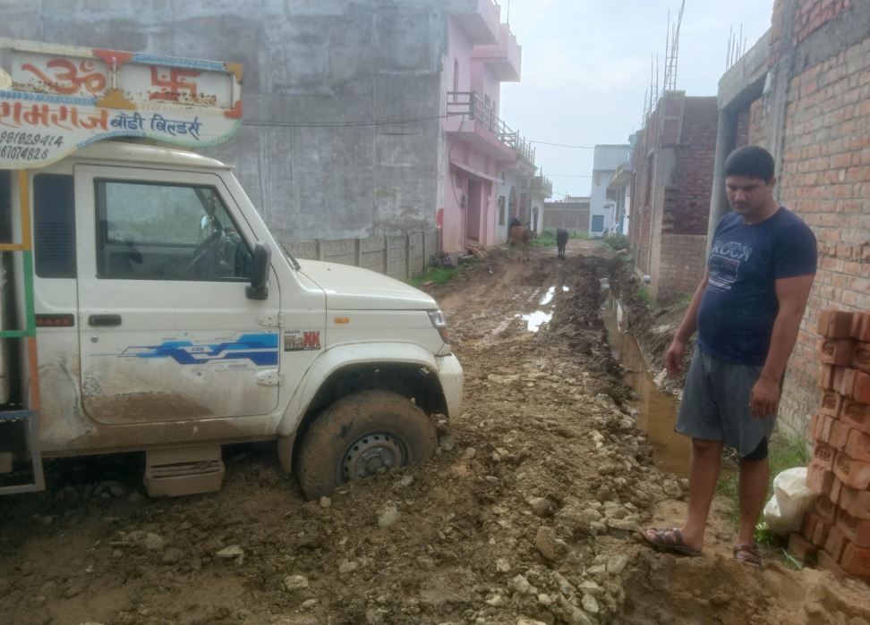 Rewa नगर निगम की लापरवाही से बढ़ी लोगों की परेशानी, कीचड़ में फंसी पिकअप से घंटों बाधित रहा मार्ग