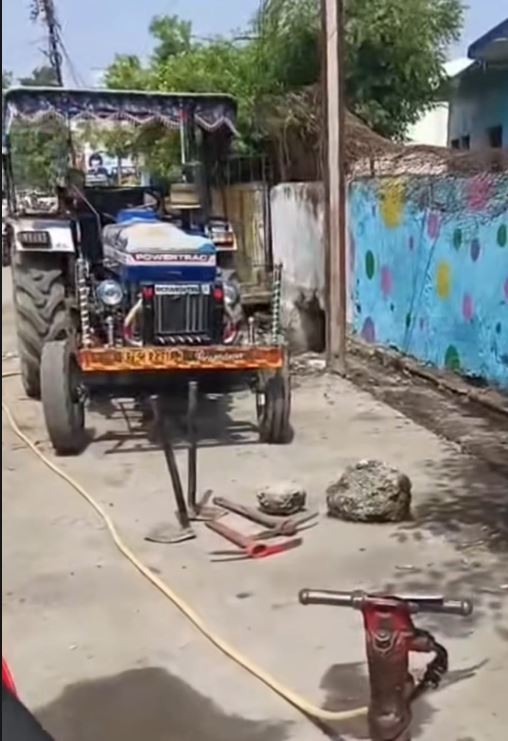 बिना अनुमति सीसी रोड की खुदाई पर नगर पालिका की कार्रवाई, Gas कंपनी का काम रुकवाया