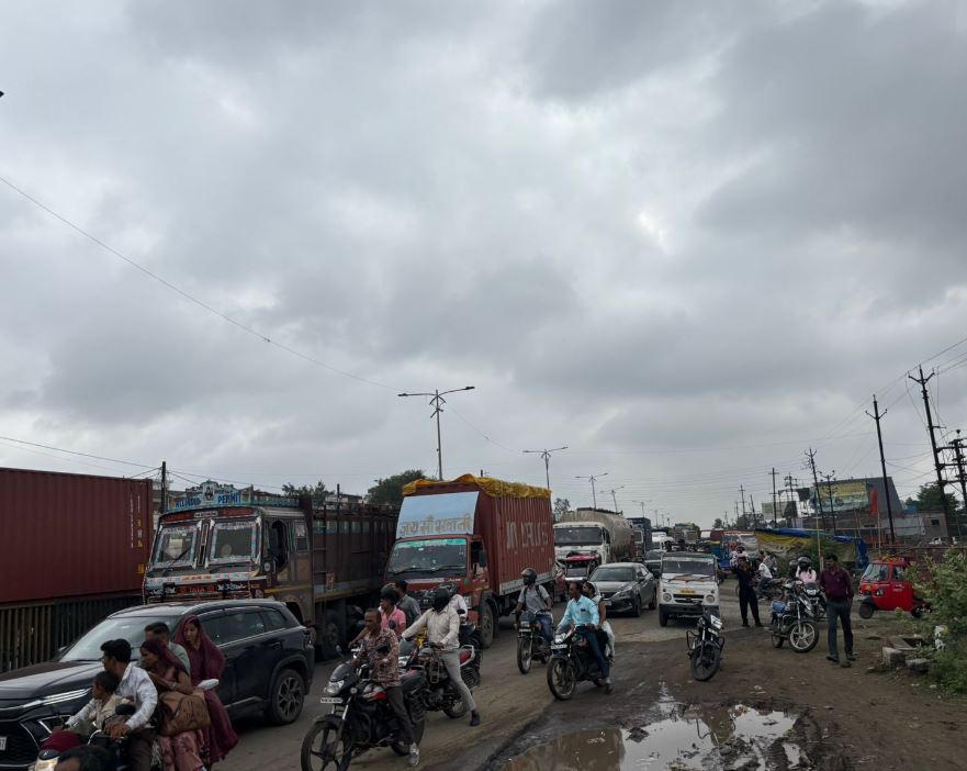 Pithampur में तेज रफ्तार ट्राले की टक्कर से बाइक सवार की दर्दनाक मौत, डाक बंगला चौराहे पर मचा हड़कंप है