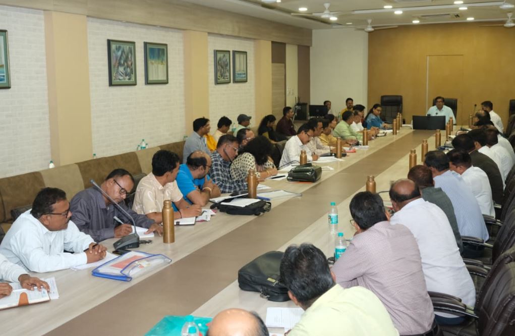 कलेक्टर श्री Rajeev Ranjan Meena ने ली शिक्षा एवं जनजातीय कार्य विभाग की समीक्षा बैठक