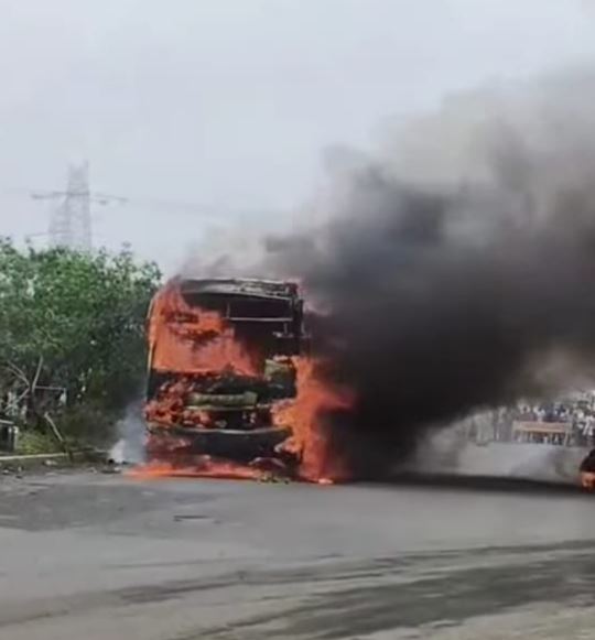 इंदौर में चलती बस में लगी आग, टायर फटने के बाद मचा हड़कंप; सभी यात्री सुरक्षित