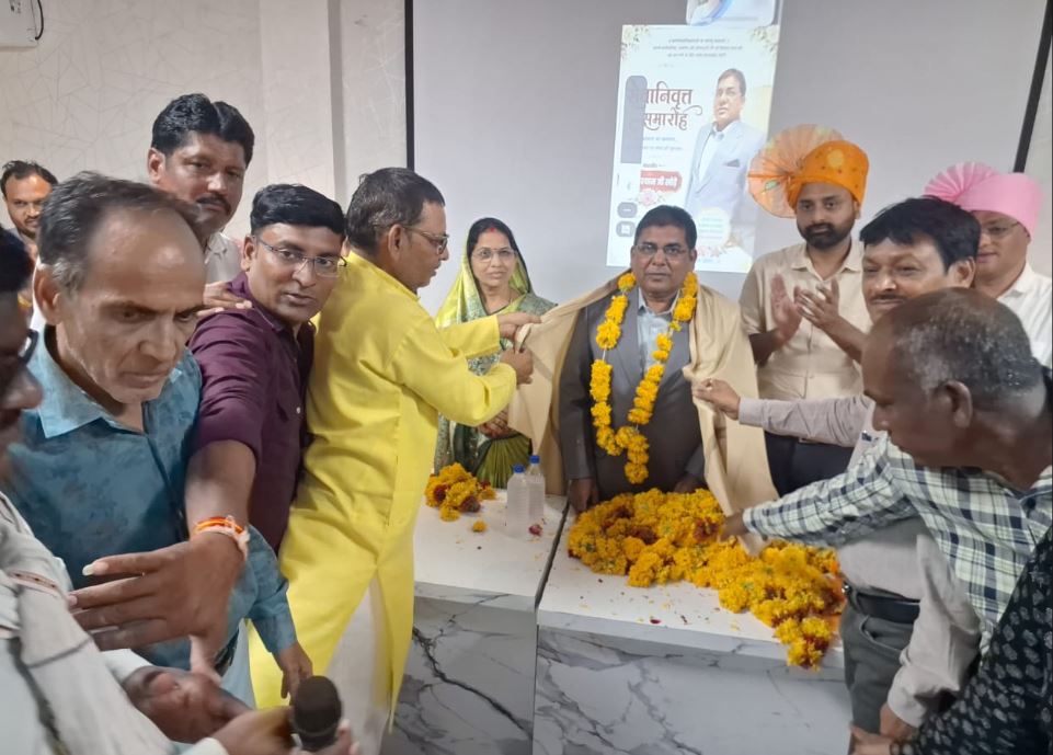 मनावर जनपद पंचायत के पंचायत इंस्पेक्टर Radheshyam Khode 25 वर्षों की सेवा के बाद सम्मानपूर्वक सेवानिवृत्त हुए विदाई समारोह आयोजित