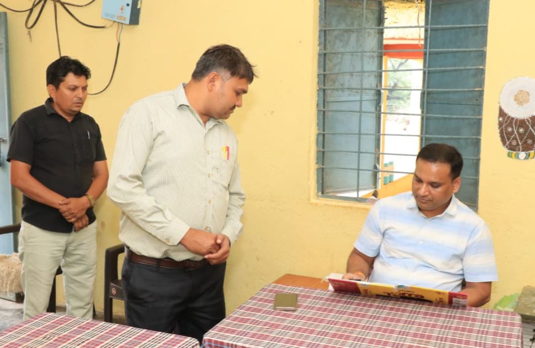 कलेक्टर Dr. Yogesh Bharsat ने सेमलिया बड़ा में विद्यालय, आरोग्य मंदिर और ग्राम पंचायत का किया निरीक्षण