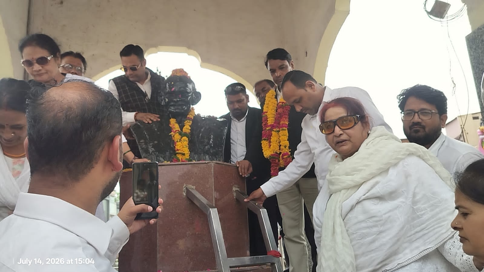 दमोह में नवनिर्वाचित अधिवक्ता संघ पदाधिकारियों ने महात्मा गांधी और डॉ. भीमराव अंबेडकर को दी श्रद्धांजलि, घंटाघर पर किया माल्यार्पण