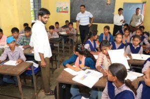 कलेक्टर Dr. Yogesh Bharsat ने सेमलिया बड़ा में विद्यालय, आरोग्य मंदिर और ग्राम पंचायत का किया निरीक्षण