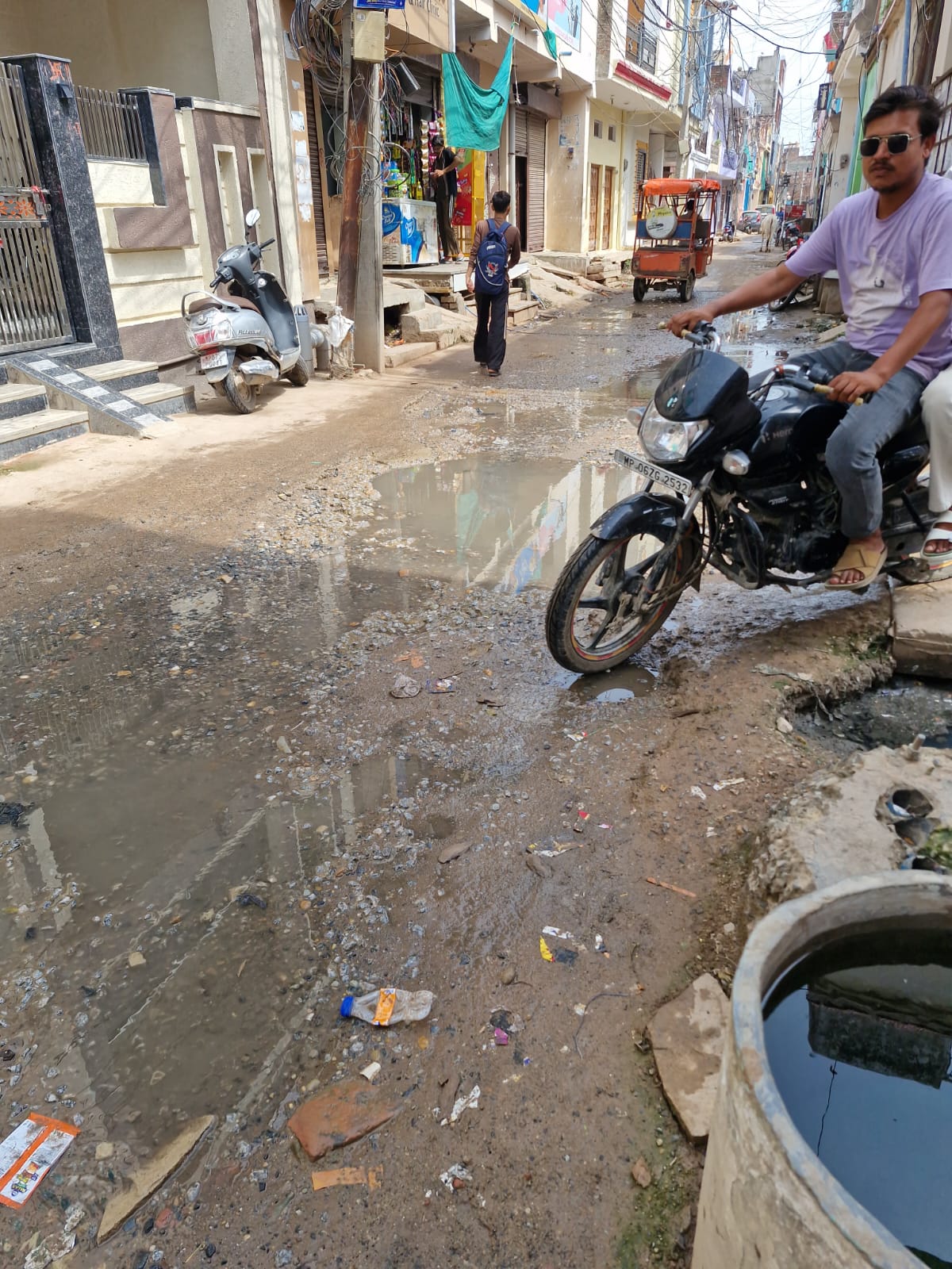 Morena’s Mahavir Pura Main Road Becomes Hazardous Due to Potholes and Water Accumulation"