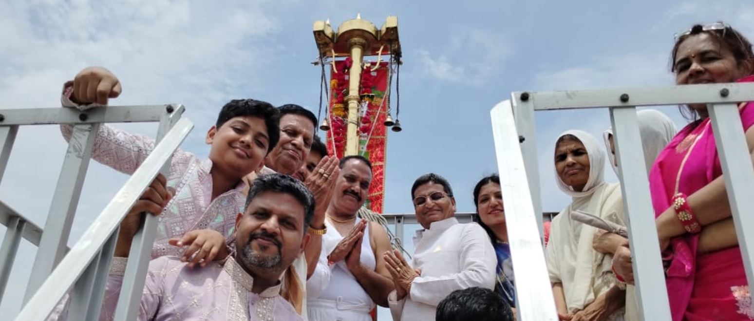 Mahidpur Road: में सुविधिनाथ भगवान के शिखर पर भव्य ध्वजारोहण, गादिया परिवार की सहभागिता से धार्मिक आयोजन सम्पन्न हुआ