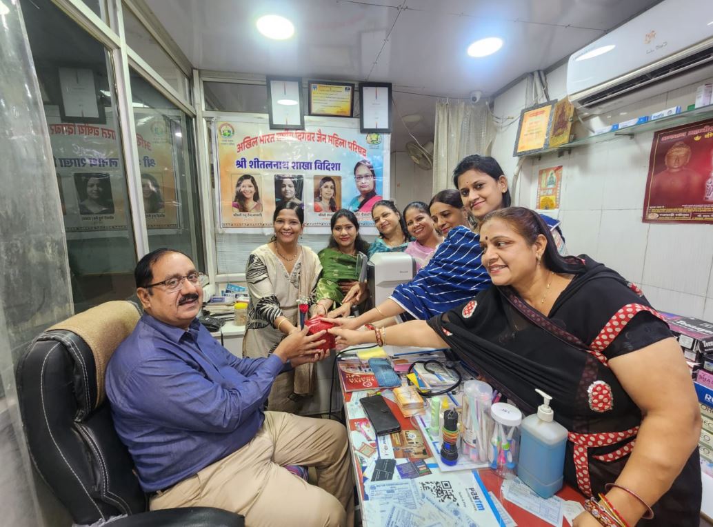 डॉक्टर दिवस पर वरिष्ठ चिकित्सक Dr. M.L. Jain का सम्मान, दिगंबर जैन महिला परिषद ने समाजसेवा को किया नमन