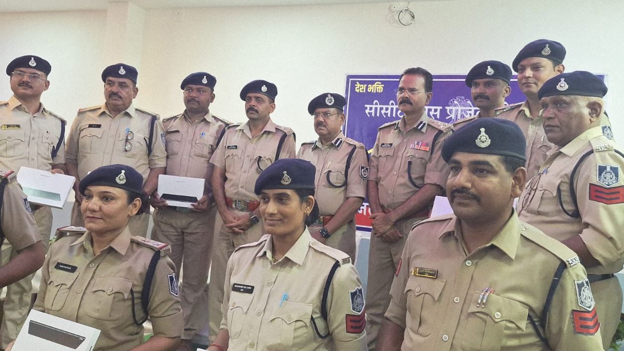 मनावर पुलिस को मिली डिजिटल मजबूती, CCTNS प्रोजेक्ट के तहत TI और चौकी प्रभारियों को बांटे गए टैबलेट