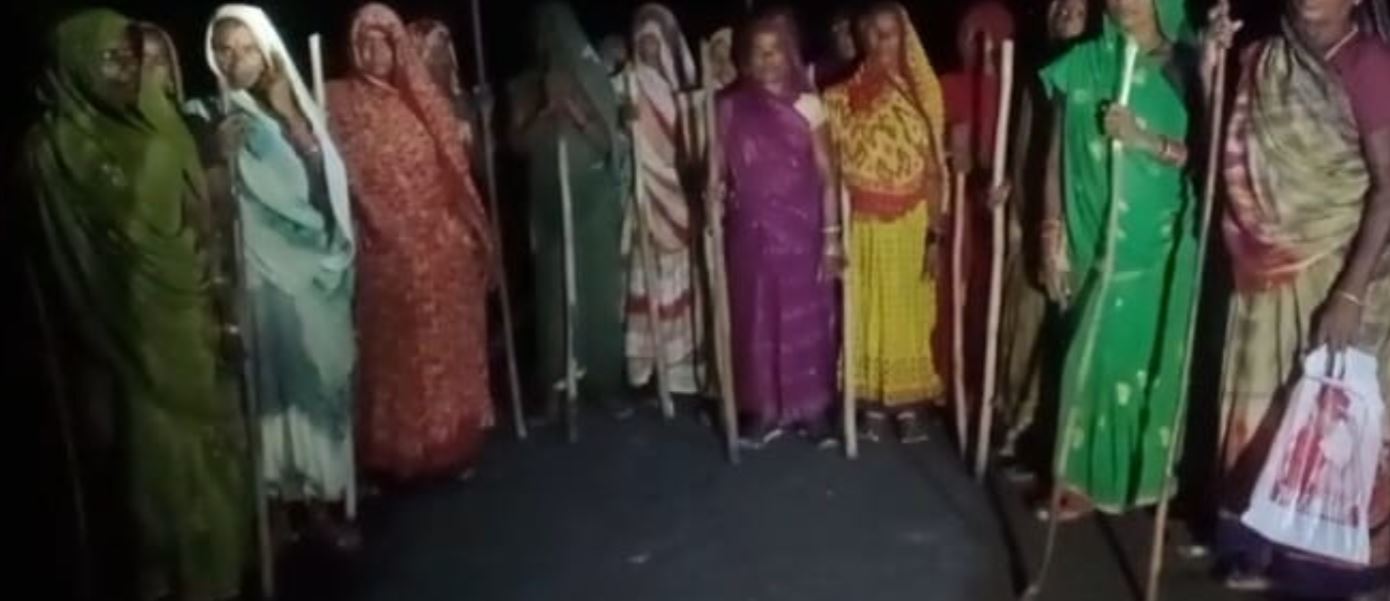 अवैध शराब के खिलाफ महिलाओं का हल्ला बोल, डंडे लेकर रात में सड़कों पर उतरीं