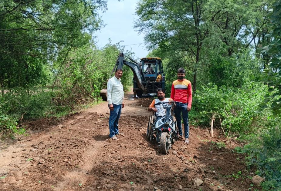 खबर का असर: बछोड़िया-सुखेड़ा मार्ग के गहरे गड्ढे भरे गए, ग्राम पंचायत ने जेसीबी से कराया मरम्मत कार्य