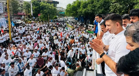 एमपी कांग्रेस की Gen-Z साइक्लोथॉन इंदौर से हुई रवाना, जीतू पटवारी ने दिखाई हरी झंडी; कचरा फैलाने पर नगर निगम ने लगाया ₹2000 का स्पॉट फाइन