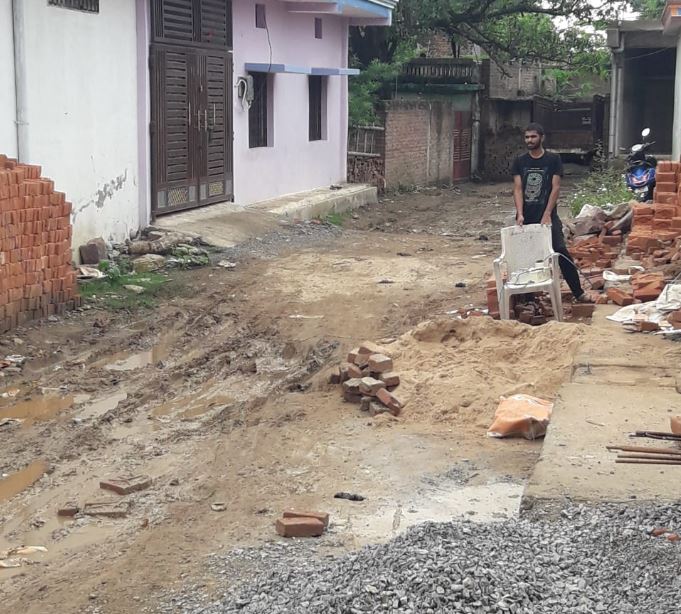 Rewa के करण टोला में सड़क की बदहाली से परेशान रहवासी, नगर निगम से स्थायी समाधान की मांग