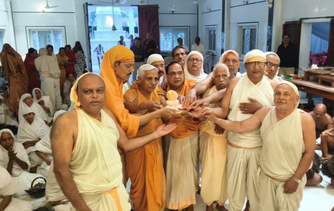 दिगंबर Jain मंदिर क्लर्क कॉलोनी में भगवान नेमीनाथ का निर्वाण लाडू चढ़ाया गया