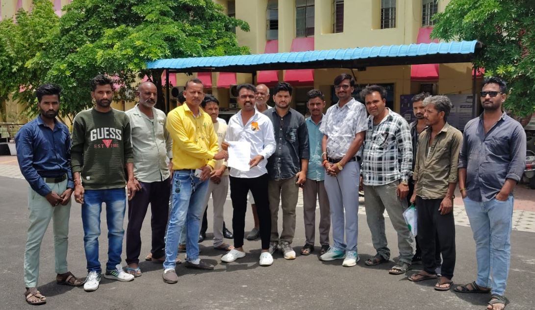 Shajapur : ग्रामीणों की हुंकार रंग लाई, करणी सेना परिवार के समर्थन के बाद सड़क निर्माण को मिली स्वीकृति, आंदोलन फिलहाल टला