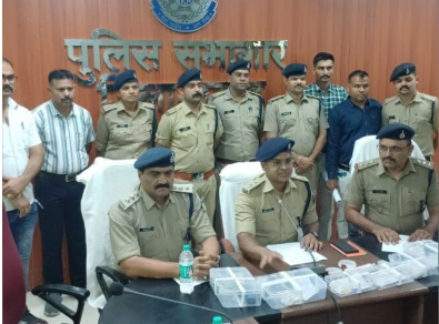 Damoh में लाखों की लूट का खुलासा: पुलिस ने दो आरोपियों को किया गिरफ्तार, ₹8.50 लाख के आभूषण और हथियार बरामद