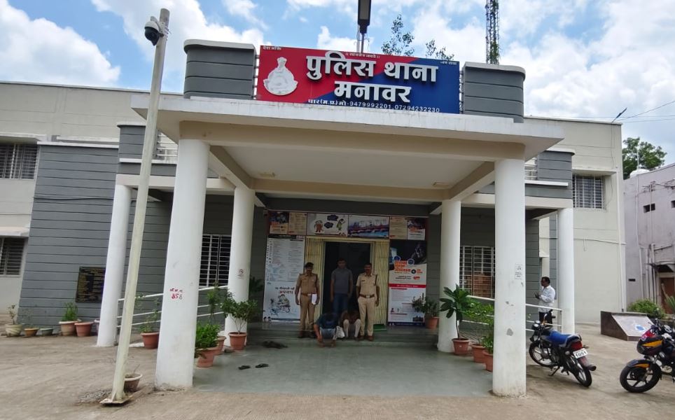 Manawar पुलिस की बड़ी सफलता, हत्या के प्रयास मामले में 24 घंटे के भीतर दो आरोपी गिरफ्तार, एक विधि-विरुद्ध बालक अभिरक्षा में