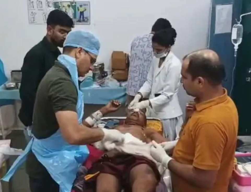 बैल के जानलेवा हमले से बाहर आईं किसान की आंतें, अनूपपुर जिला अस्पताल के डॉक्टरों ने 2 जटिल ऑपरेशन कर बचाई जान
