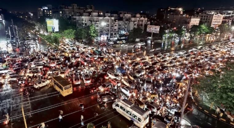 Indore Elevated Corridor: धीमी रफ्तार से बढ़ी परेशानी, LIG से नवलखा तक जाम में फंसे वाहन चालक