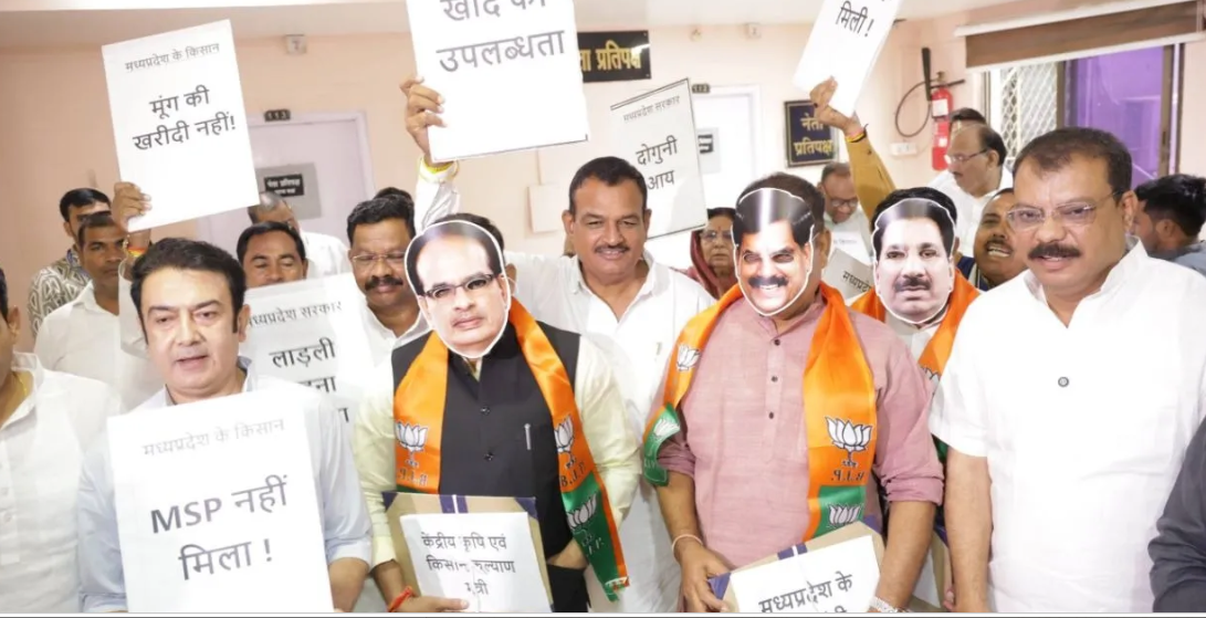 MP Assembly Monsoon Session 2026: शिवराज और एंदल सिंह के मुखौटे पहनकर पहुंचे कांग्रेस विधायक, किसानों के मुद्दों पर सरकार को घेरा